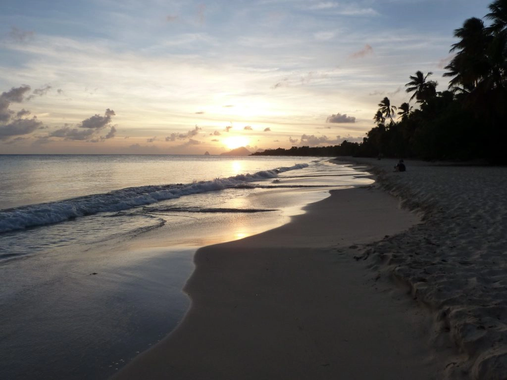 Que faire en Martinique ? Assister au coucher de soleil sur la plage