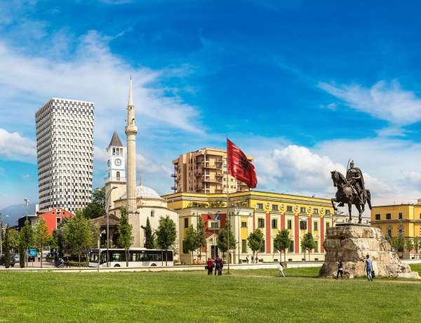 Que faire à Tirana ? Voir la place Skanderbeg