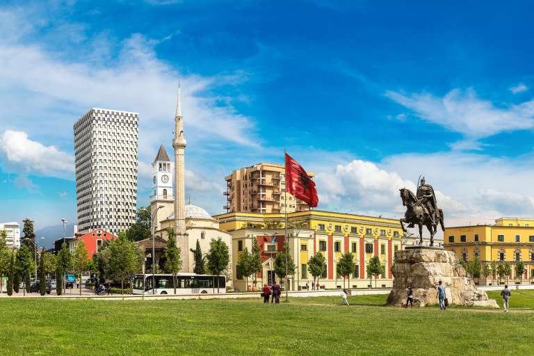 Que faire à Tirana ? Voir la place Skanderbeg