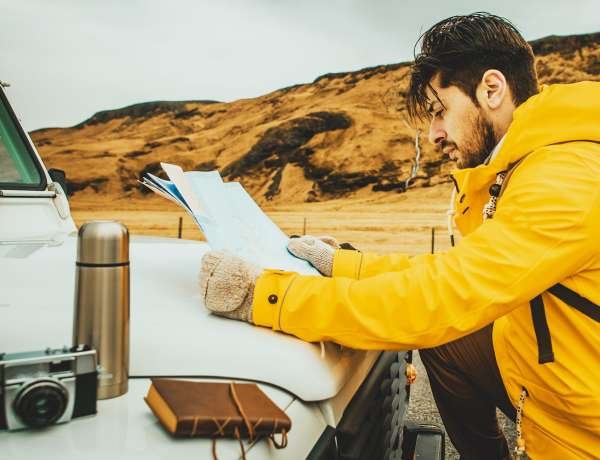jeune homme qui découvre l'islande en camping car