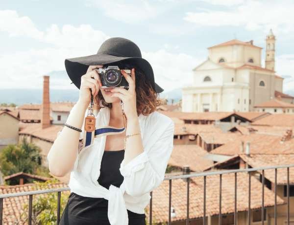 femme prenant des photos