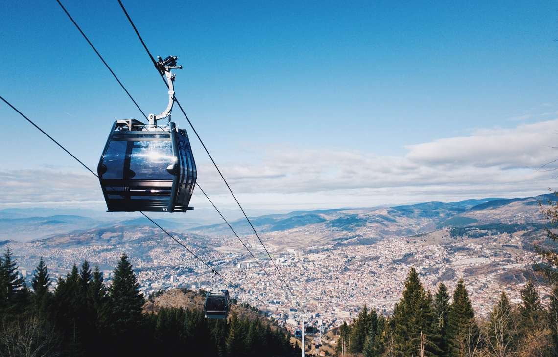 Sarajevo sans voiture : téléphérique au-dessus de la ville