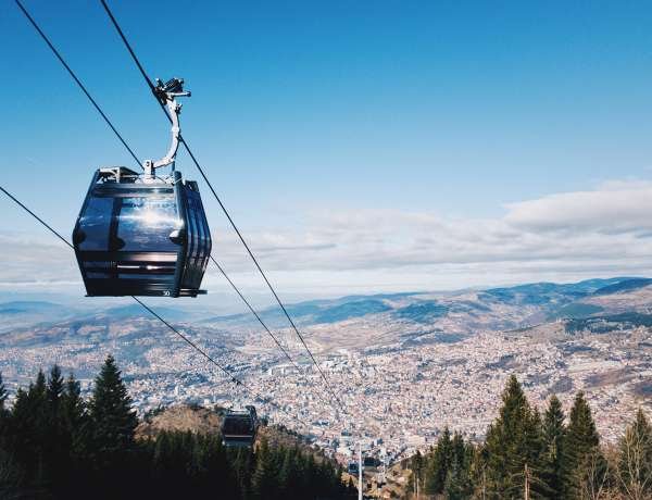 Sarajevo sans voiture : téléphérique au-dessus de la ville