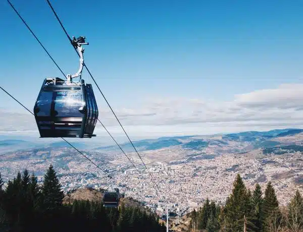 Sarajevo sans voiture : téléphérique au-dessus de la ville