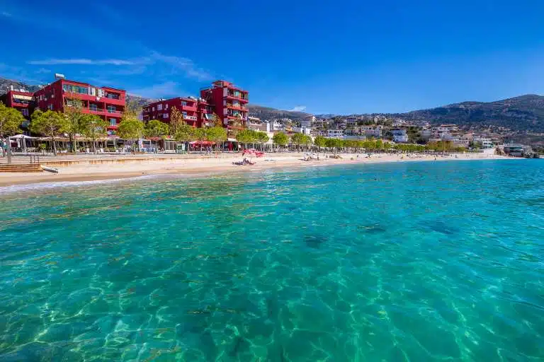 La plage d'Himarë en Albanie
