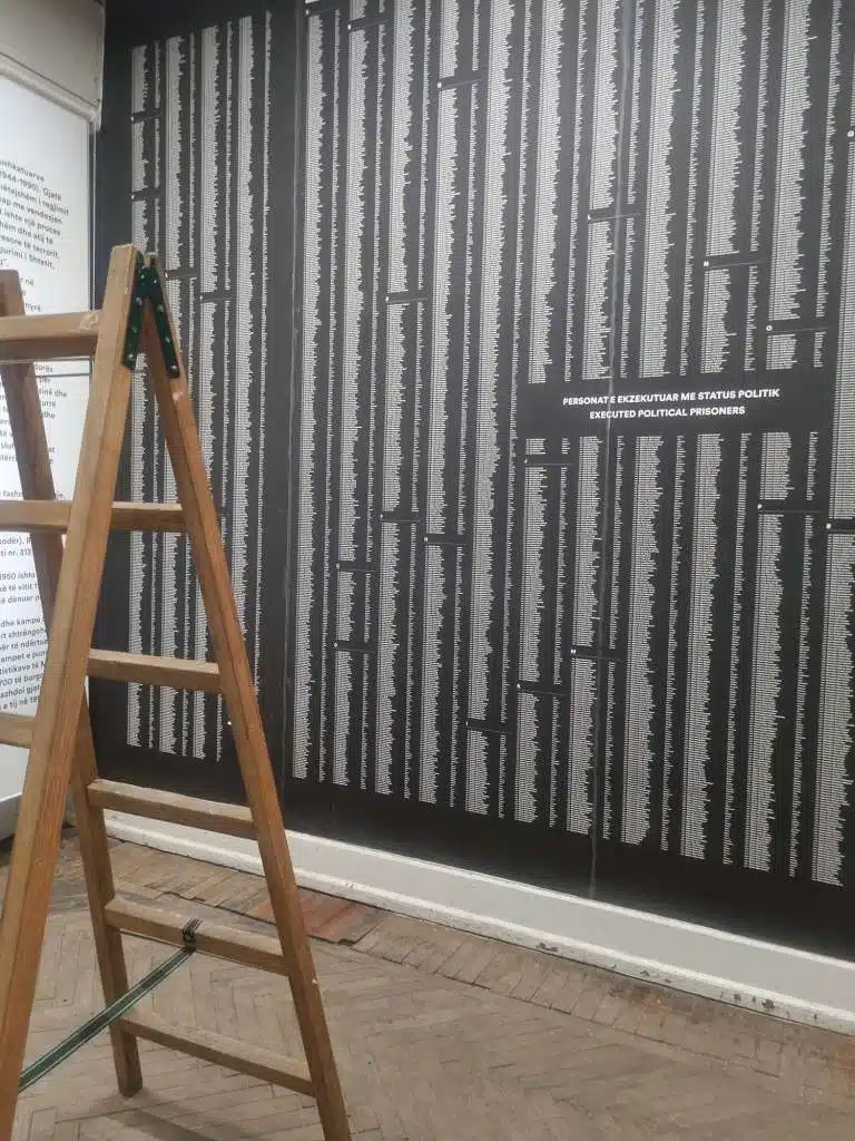 Salle de la maison des feuilles à Tirana