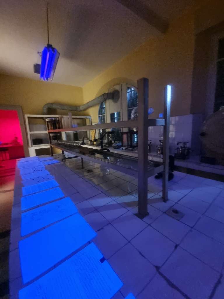 Salle du musée de la surveillance secrète à Tirana