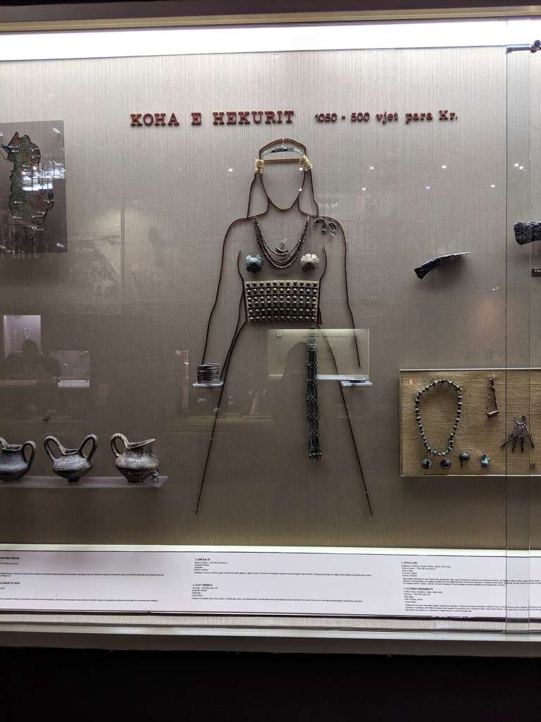 Musée national d'histoire, costume et bijoux de femme