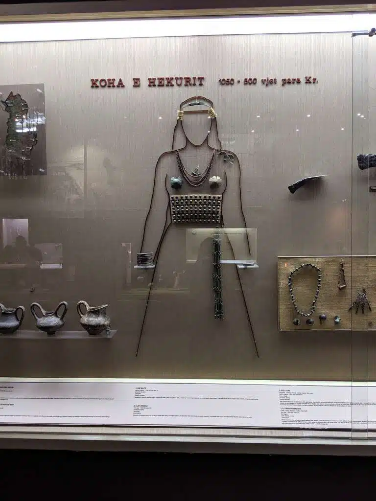 Musée national d'histoire, costume et bijoux de femme